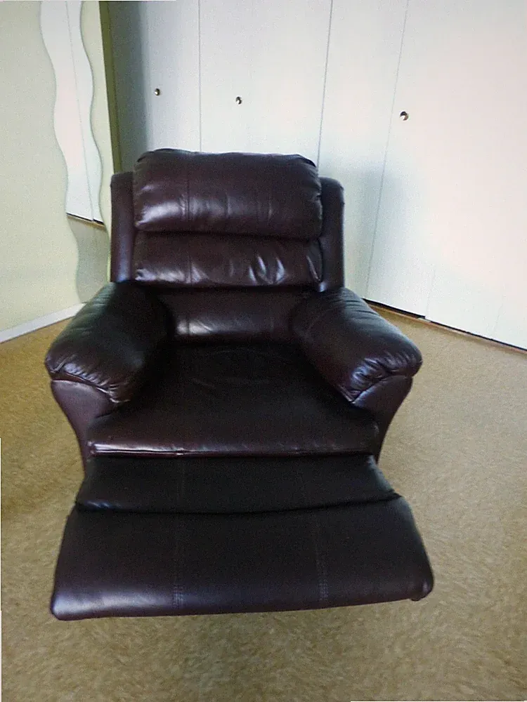 LEATHER PWR BROWN RECLINER CHAIR.